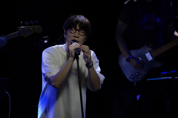 싱어송라이터 짙은이 7월 19일부터 8월 2일까지 부산과 대구 서울을 순회하는 투어 콘서트 소년의 여름을 개최해 성황리 마쳤다./록스타뮤직앤라이브