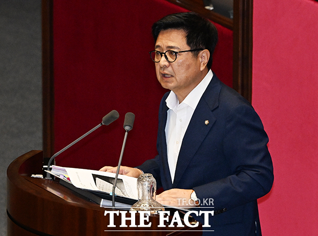 김장겸 국민의힘 의원이 5일 오후 서울 여의도 국회에서 열린 본회의에 참석해 방송문화진흥회법 일부개정법률안(대안)에 반대하며 무제한토론(필리버스터)을 하고 있다. /국회=배정한 기자