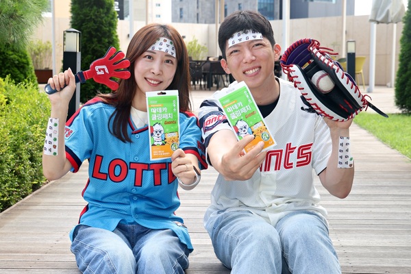 롯데홈쇼핑이 한국야구위원회(KBO)와 동국제약이 협업한 마데카 쿨링패치 KBO 에디션을 선보인다. /롯데홈쇼핑
