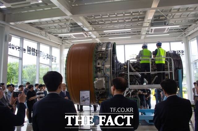 항공우주산학융합원에서 열린 엔진실험실습동 개관식에 참석한 관계자들이 실습동 내부를 살펴보고 있다. /항공우주산학융합원
