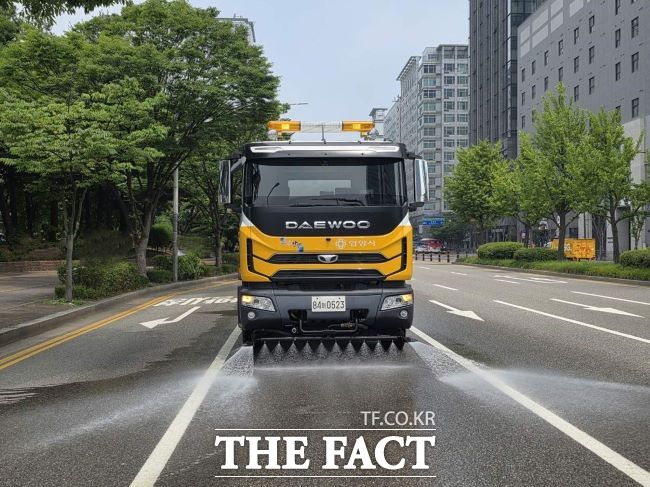 폭염에 도로 온도 낮추는 살수차 운영 모습 /안양시