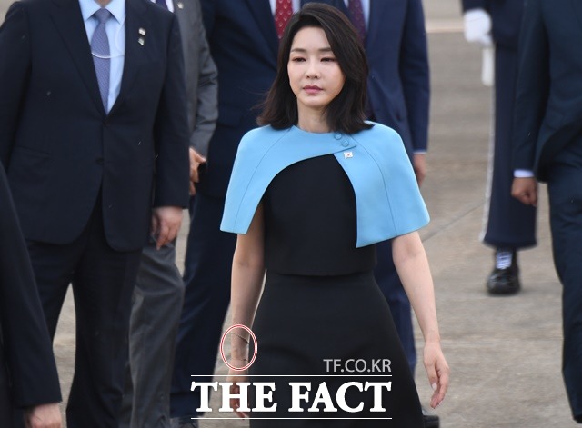 김건희 여사 연루 의혹을 수사하는 민중기 특별검사팀이 6일 김 여사를 피의자 신분으로 불러 조사한다. 3박5일간의 나토(NATO, 북대서양조약기구) 정상회의 첫 순방을 마친 윤석열 대통령과 김건희 여사가 1일 오전 경기 성남시 서울공항으로 귀국하고 있다. /이새롬 기자