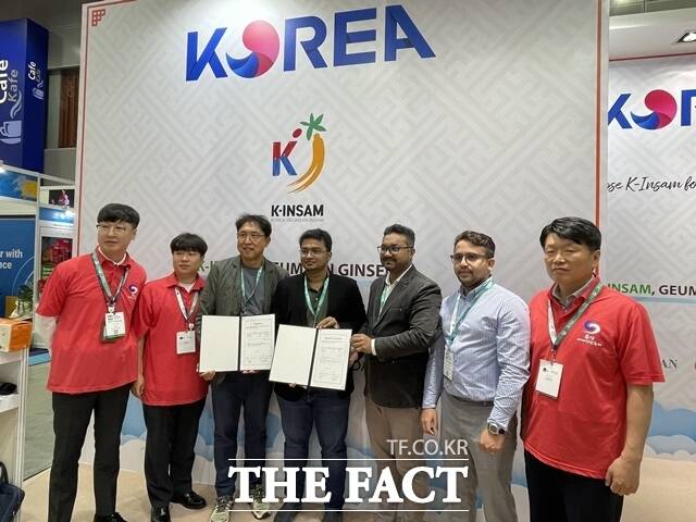 금산 인삼 업체가 2025 말레이시아 국제 식음료 전시회에서 수출 계약을 체결하고 있다. /금산군