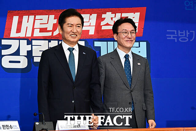 정청래 더불어민주당 대표(왼쪽)가 5일 오전 서울 여의도 국회에서 김민석 국무총리를 접견하며 기념사진 촬영을 하고 있다. /국회=배정한 기자