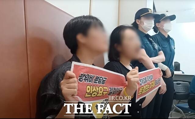 주한 미국대사관 앞에서 기습시위를 벌인 한국대학생진보연합(대진연) 회원들이 경찰에 붙잡혔다. /유튜브 대진연 TV 캡처