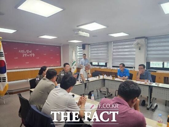 경기도, 양주시, 지상작전사령부, 1군단 등 주요 기관 관계자들과 민·관·군 상생협의회를 비롯한 지역 주민 대표들들이 최근 광적면 행정복지센터에서 민·관·군 행사추진위원회 전체 회의를 열고 2025 경기·양주·지작사 드론봇 페스티벌 일정 등에 대해 논의하고 있다./양주시