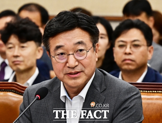 윤호중 행정안전부 장관은 5일 민생회복 소비쿠폰 지급 현황과 관련해 4일 기준 신청률은 93.6%으로, 4736만 명에게 지급했다고 밝혔다. 윤 장관이 지난 7월 22일 오후 서울 여의도 국회에서 열린 법제사법위원회 전체회의에 참석한 모습. /국회=배정한 기자