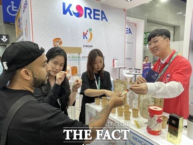 2025 말레이시아 국제 식음료 전시회에 참가한 금산 인삼 가공업체가 현지 바이어에게 인삼제품을 설명하고 있다. /금산군