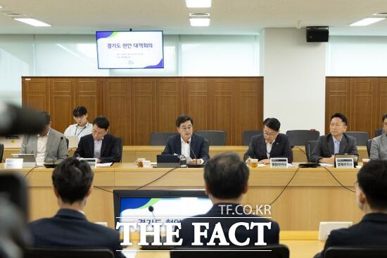 김동연 경기지사(정면 왼쪽 3번째)가 5일 열린 현안대책회의에서 주한미군 반환공여지 개발을 하는 과정에서 △주도성 △전향성 △지역중심 등 3가지 원칙이 필요하다는 점을 강조하고 있다./경기도