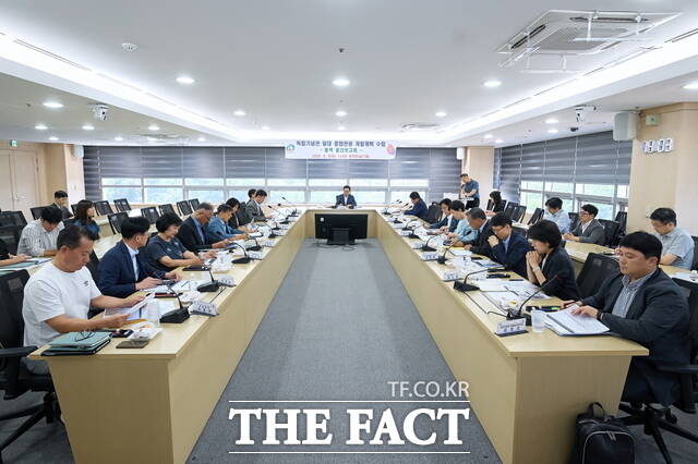 5일 천안시청 중회의실에서 천안시가 독립기념관 일대 종합관광 개발계획 수립 용역 중간보고회를 개최하고 있다. /천안시