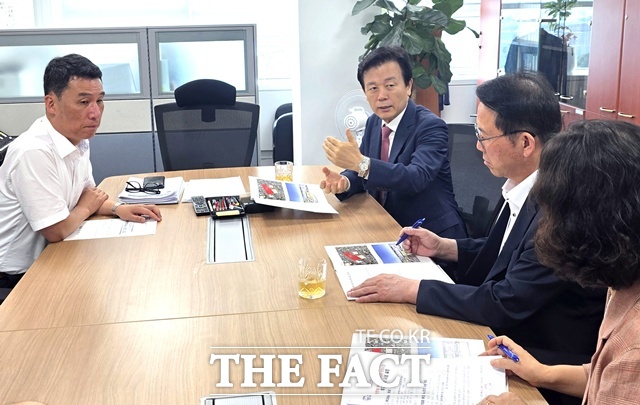 조규일 진주시장이 5일 행정안전부를 방문해 주요 현안사업에 대해 설명하고정부지원을 요청하고 있다./진주시