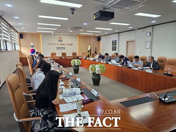 대전시가 ‘글로컬대학30’ 본지정 선정을 앞두고 5일 대학별 실행계획서 최종 점검에 돌입했다. 사진은 한남대학교에서 진행된 글로컬대학 최종점검 TF 회의 모습 /대전시