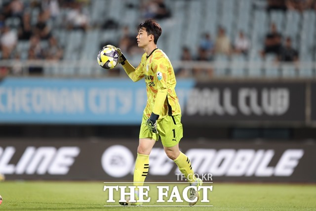 ‘하나은행 K리그2 2025’ 23라운드 MVP 영예를 차지한 수원삼성 골키퍼 김민준./K리그