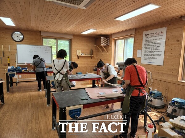 대전 대덕구 대청목재문화체험장이 오는 11월까지 매주 화, 목, 금요일 오후 2시부터 5시까지 지역 주민을 위한 맞춤형 목공예 체험을 운영한다. 대덕구 주민들이 대청목재문화체험장에서 목재 문화 체험을 진행하고 있다. /대덕구
