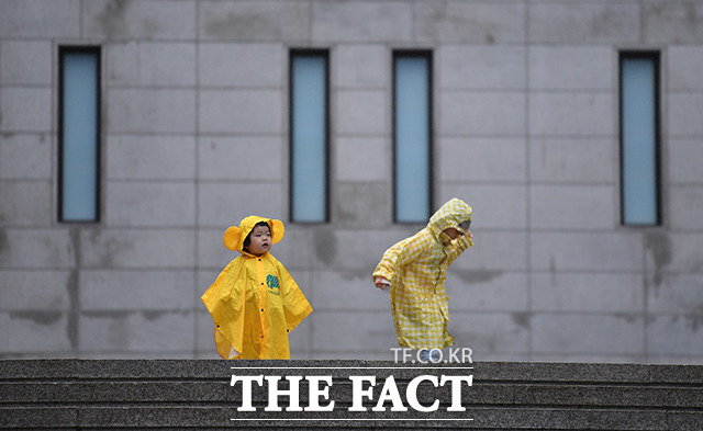 수요일인 6일 전국 대부분 지역에 돌풍과 천둥·번개를 동반한 강한 비가 쏟아지겠다. 비는 이날 새벽 중부지방에서 시작해 오전부터 남부지방으로 확대될 전망이다. /박헌우 기자