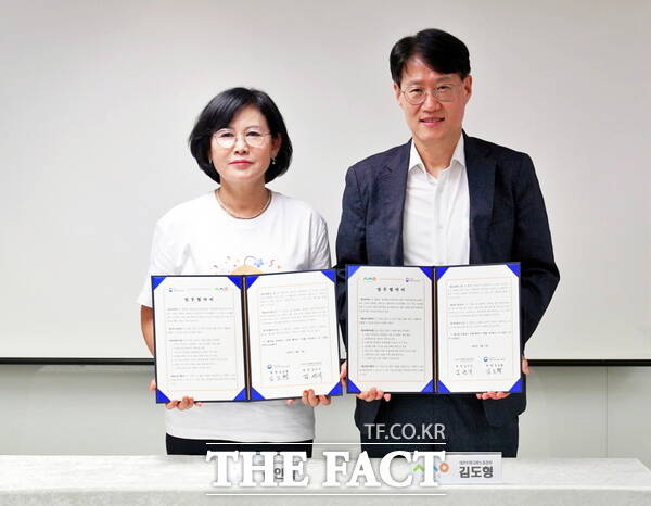 대전시사회서비스원과 대전지방고용노동청이 5일 지역 내 일·생활 균형 실현과 양성평등한 조직문화 인식 제고, 경계선 지능 청년 취업 지원 체계 구축을 위한 업무협약을 체결했다. 사진 왼쪽부터 김인식 대전시사회서비스원장, 김도형 대전지방고용노동청장./대전시사회서비스원