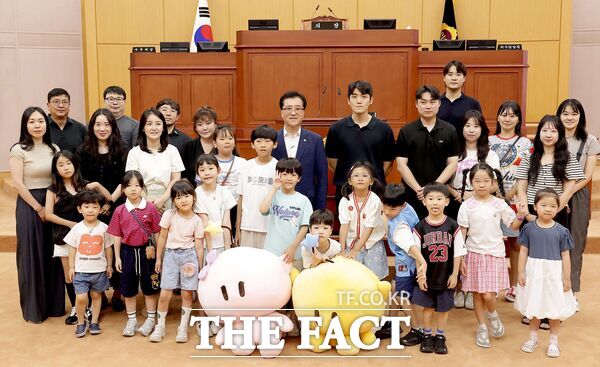 대전아이파크시티 1·2단지 주민들로 구성된 아이돌봄 마을공동체 ‘터치아이’가 5일 대전시의회를 방문해 지방의회의 기능과 역할을 체험하는 시간을 가졌다./대전시의회