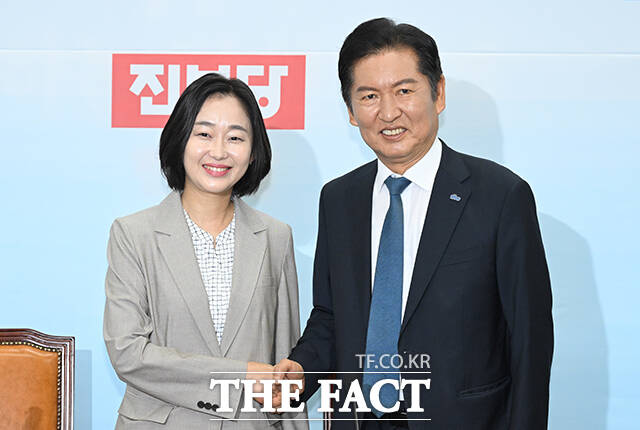 정청래 더불어민주당 신임 대표(오른쪽)가 5일 오전 서울 여의도 국회에서 김재연 진보당 상임대표를 예방하며 기념촬영을 하고 있다. /국회=박헌우 기자