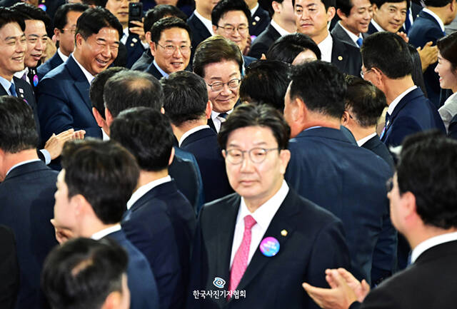 <이달의보도사진상 - 최우수상> 이재명 대통령이 4일 오전 서울 여의도 국회 로텐더홀에서 열린 취임선서에 참석한 가운데 권성동 국민의힘 원내대표가 시선을 회피하고 있다. <배정한기자/ 더팩트/ 한국사진기자협회 - 무단전재 재배포금지>