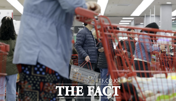 소비자물가지수가 두 달 연속 2%대 상승세를 이어갔다. 사진은 서울 시내 대형마트에서 시민들이 장을 보고 있는 모습. /뉴시스