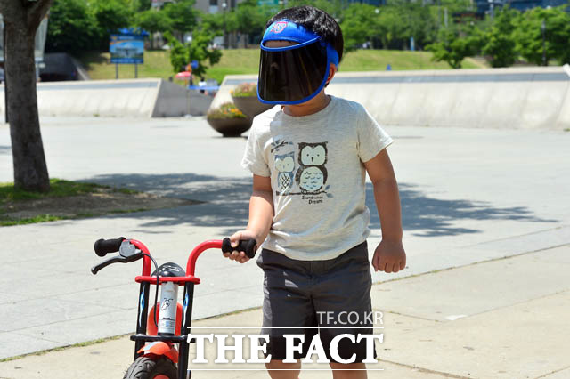 5일 기상청에 따르면 밤새 기온이 크게 내려가지 않은 도심과 남해안을 중심으로 최저기온 25도 이상을 기록하는 열대야가 나타났다. 6~7일에는 전국 대부분 지역에 또 다시 강한 비가 내릴 것으로 예상된다. 비가 그치면 다시 무더위가 기승을 부리겠다. /더팩트 DB