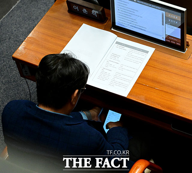 <더팩트>는 이 의원이 전날(4일) 국회 본회의 도중 타인 명의의 주식계좌로 네이버 등 종목을 직접 거래하는 장면을 포착해 보도했다. /남윤호 기자