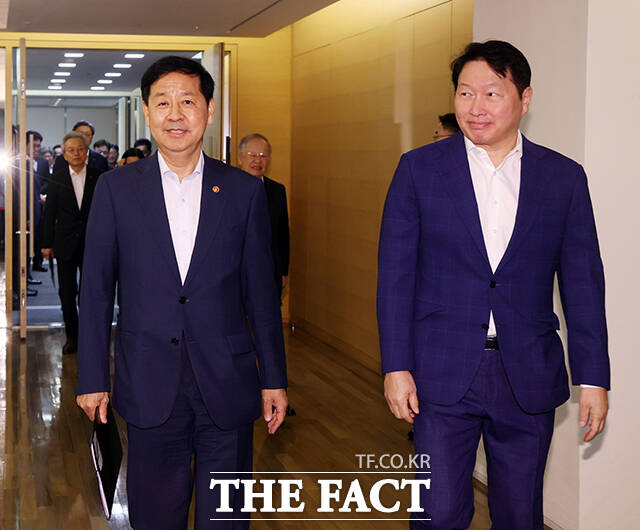 구윤철 경제부총리 겸 기획재정부 장관(왼쪽)과 최태원 대한상공회의소 회장이 5일 오후 서울 중구 대한상공회의소 챔버라운지에서 열린 성장전략 TF 1차 회의에 참석하고 있다.