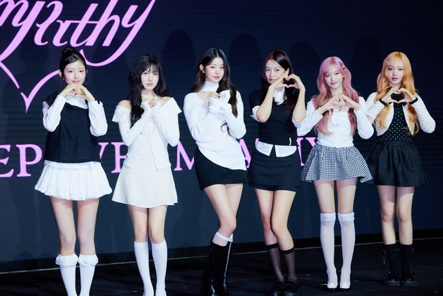 그룹 아이브의 일본 세 번째 앨범 비 올라잇으로 16만 5000장의 판매고를 기록하며 오리콘 주간 차트 1위에 올랐다. 이는 2025년 해외 여자 아티스트 중 최고 기록이자 자체 최고 기록이다./스타쉽엔터테인먼트