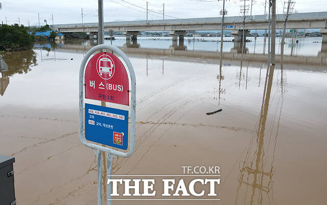 7월 전국 강수량은 249.0㎜로 평년과 비슷한 수준을 보였으나, 중순에 강수가 집중된 것으로 조사됐다. 사진은 7월18일 충남 예산군 고덕면 일대의 버스정류장이 집중호우로 잠겨 있는 모습. /예산=박헌우 기자