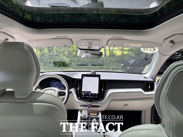 전 좌석의 착좌감은 탄탄하면서도 부드럽고, 허벅지 아래를 깊게 감싸주는 형태라 장시간 앉아 있어도 피로감이 덜했다. 볼보 XC60 2열에서 바라본 모습. /황지향 기자