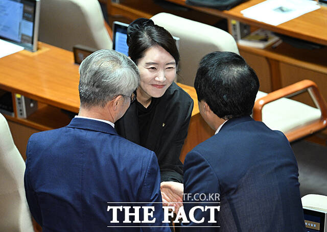 강선우 더불어민주당 의원이 5일 오후 서울 여의도 국회에서 열린 본회의에 참석해 투표를 마치고 동료 의원들과 인사를 나누고 있다. /국회=박헌우 기자