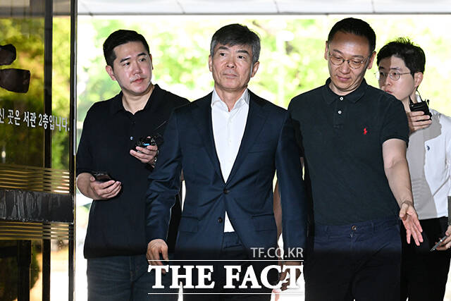 이종호 전 블랙펄인베스트 대표가 5일 오전 서울 서초구 서울중앙지방법원에서 열린 구속 전 피의자 심문(영장실질심사)에 출석하고 있다. /서예원 기자