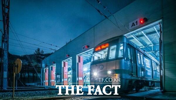 대전교통공사는 도시철도를 0시축제기간인 오는 8일부터 9일간 매일 36회 증편하고 새벽 1시(중앙로역 기준)까지 연장운행 한다. 사진은 대전교통공사 도시철도 판암차량기지 출발 모습 /대전교통공사