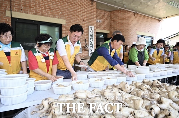 대전 중구는 5일, 중구 자원봉사협의회 주관으로 부사칠석놀이보존회관에서 300인분의 삼계탕을 직접 만들어 나누는 봉사활동을 펼쳤다. 김제선 중구청장이 함께했다. /대전 중구