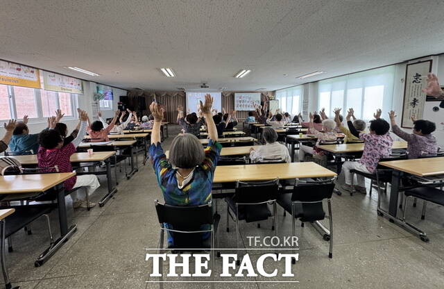 교통안전 천천히 가요 동영상을 어른신들이 따라하고 있다. /천안서북경찰서