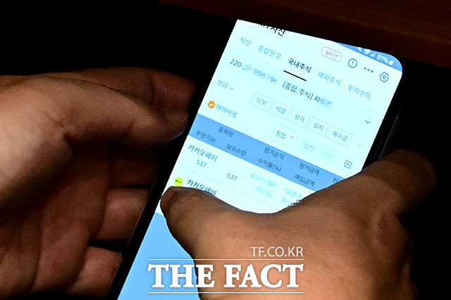 주식 차명거래 의혹에 휩싸인 이춘석 더불어민주당 의원이 물의를 일으킨 점 진심으로 사과드린다고 5일 밝혔다. 이 의원이 4일 서울 여의도 국회에서 열린 본회의에서 타인 명의로 개설된 주식 계좌를 확인하는 모습. /남윤호 기자