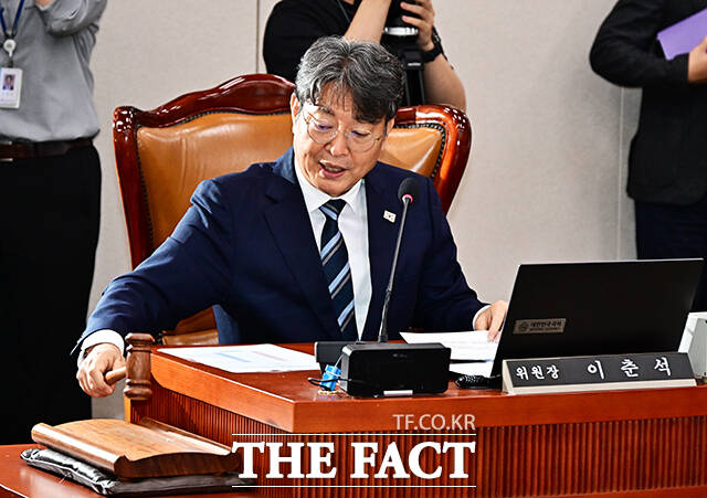 이춘석 더불어민주당 의원은 타인 명의로 주식계좌를 개설해 차명 거래한 사실은 결코 없다며 당 차원의 진상조사에 성실히 임하겠다는 입장을 5일 밝혔다. 사진은 지난 1일 이 의원이 법사위 전체회의에 참석해 안건을 상정하는 모습. /배정한 기자