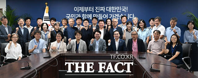 이한주 국정기획위원장을 비롯한 참석자들이 5일 서울 종로구 정부서울청사 창성동 대회의실에서 열린 시민 참여 현장 당사자 경청 간담회에서 기념촬영하고 있다. /이새롬 기자