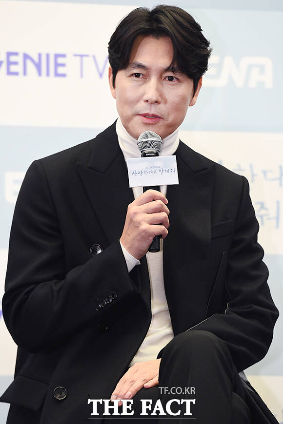 배우 정우성이 여자친구와 혼인신고를 진행했다는 보도와 관련해 소속사가 사생할이라고 선을 그었다. /장윤석 기자