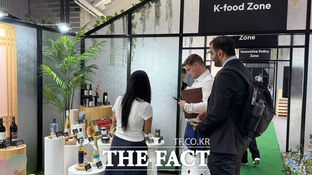 aT가 2025 APEC 식량안보장관회의에서 K-푸드 홍보관을 운영하고 있다./aT