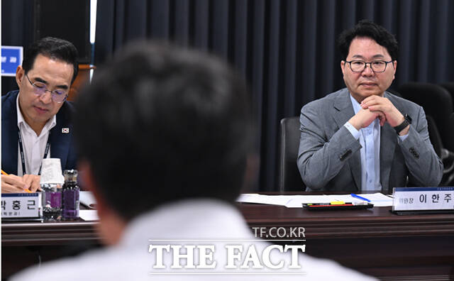 이한주 국정기획위원장(오른쪽)이 5일 서울 종로구 정부서울청사 창성동 대회의실에서 열린 시민 참여 현장 당사자 경청 간담회에 참석해 시민사회단체들의 의견을 듣고 있다.