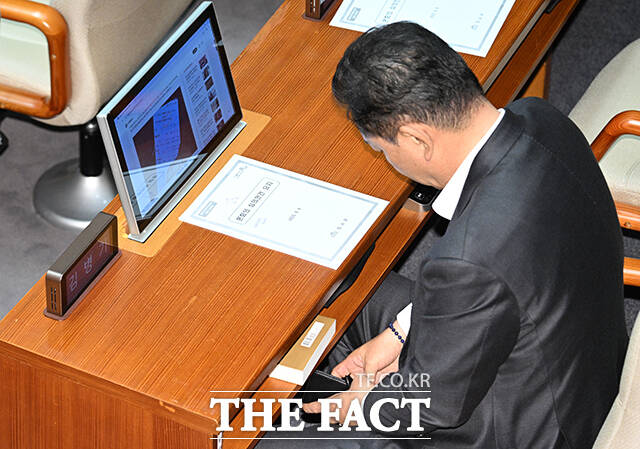 김병기 더불어민주당 의원이 5일 오후 서울 여의도 국회에서 열린 본회의에 참석해 휴대전화를 확인하고 있다. /국회=박헌우 기자