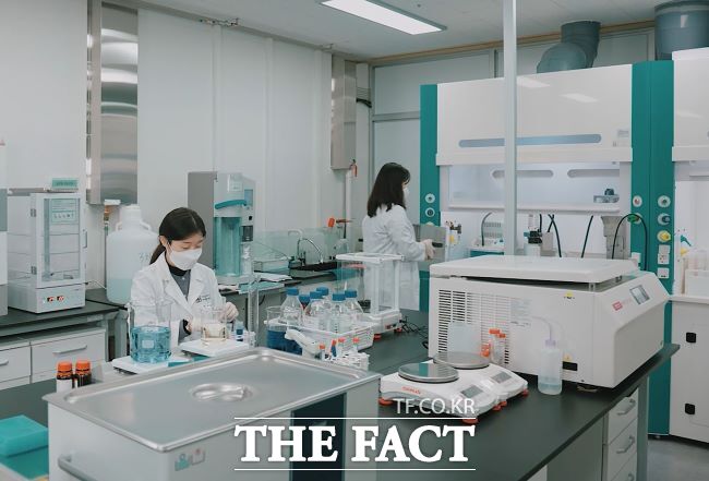 성남식품연구개발지원센터 소속 연구원들이 식품분석을 하고 있다. /성남시