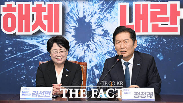 정청래 더불어민주당 신임 대표(오른쪽)가 5일 오전 서울 여의도 국회에서 김선민 조국혁신당 대표 권한대행을 예방해 인사말을 하고 있다. /국회=박헌우 기자