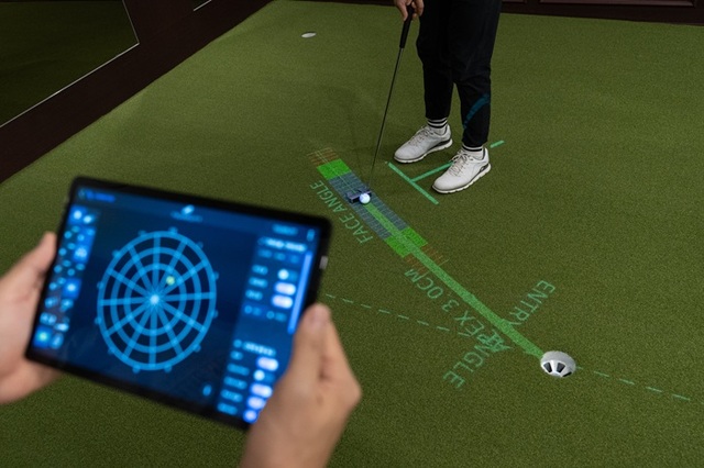 대우건설은 골프 퍼팅 시뮬레이터 전문기업 브로틴과 업무협약(MOU)를 체결하고 업계 최초로 써밋 리미티드 남천·서면 써밋 더뉴 등 주요 단지에 투어펏을 포함한 프리미엄 골프연습장을 도입한다고 5일 밝혔다. /대우건설