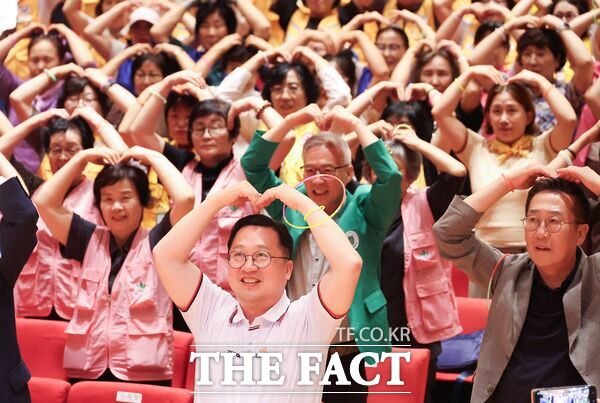 대전시는 5일 시청 대강당에서 자원봉사단체 대표와 자원봉사자 등이 참석해 대전 0시 축제 자원봉사 발대식을 개최했다. 대전 0시 축제 자원봉사단에는 총 1575명의 시민이 등록했다. /대전시