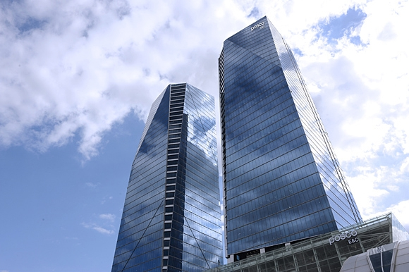 포스코이앤씨 신임 사장에 송치영 포스코 안전특별진단 TF팀장(부사장)이 내정됐다. 정희민 포스코이앤씨 사장이 5일 반복된 인명사고에 사의를 표명한 데 따른 것이다. /포스코씨