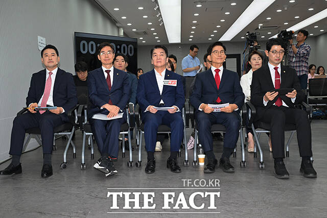 애초 반탄파인 김 전 장관과 장 의원이 당심을 업고 당권레이스에서 앞서가고 있다는 분석이 우세했는데 점점 더 확실해지는 분위기다. 사진은 국민의힘 제6차 전당대회 당 대표 후보자 비전대회가 3일 서울 여의도 중앙당사에서 열려 후보들이 참석해 있는 모습. 왼쪽부터 장동혁·조경태·안철수·김문수·주진우 후보. /배정한 기자