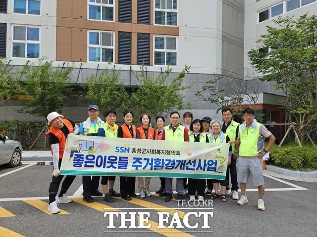 충남도와 홍성군치매안심센터가 낙후된 주거환경에 거주하던 어르신을 LH영구임대주택으로 이주 지원에 나선 가운데 홍성군사회복지협의회가 이사 지원에 나섰다. /충남도