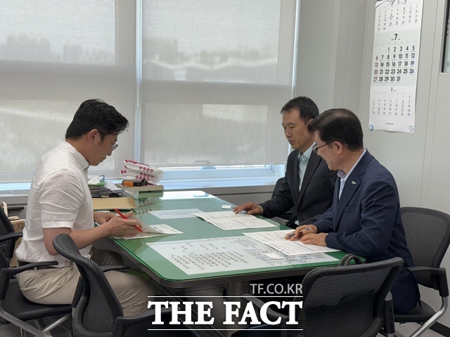 장재혁 합천부군수가 기획재정부를 방문해 내년도 주요 사업에 대한 당위성과 필요성을 설명하고 지원을 요청했다. /합천군